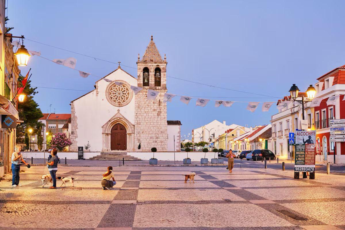 Praça de Alcochete, calçada portuguesa e igreja matriz