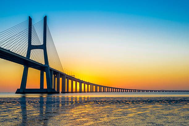 Ponte Vasco da Gama ao pôr do sol — sede europeia do 8º CIHOF